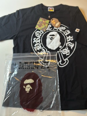 Chrome hearts x bape T-shirt  - Säljer en chrome hearts bape T-shirt i färg svart den är helt ny med lappar du får även med påse vid köp skickar tröjan samma dag som köp! 