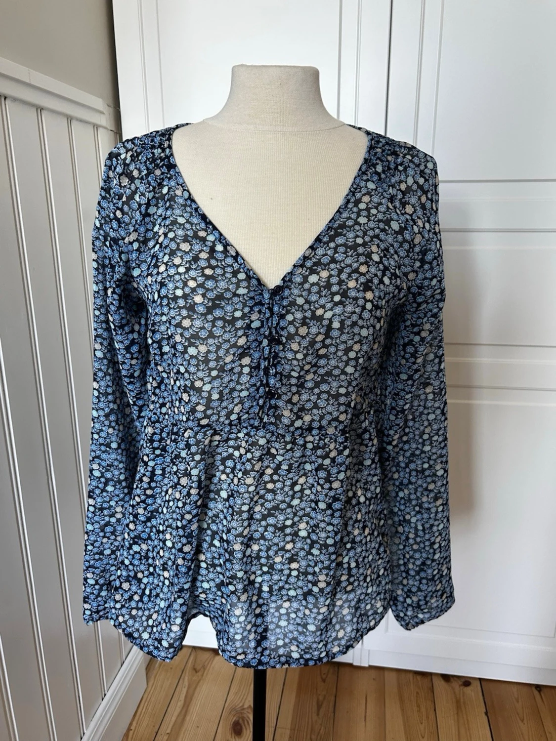 Blommig blå transparent blus