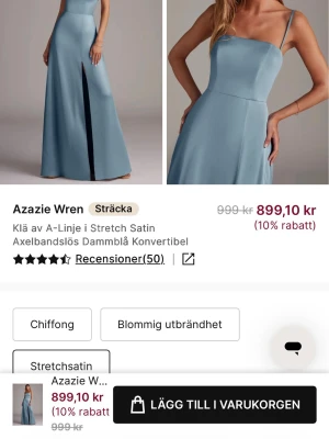  Balklänning  - Elegant långklänning från Azazie i dammblå stretchsatin. Klänningen har smala axelband, A-linjeformad siluett och en diskret slits framtill. Perfekt för speciella tillfällen där du vill känna dig extra fin.