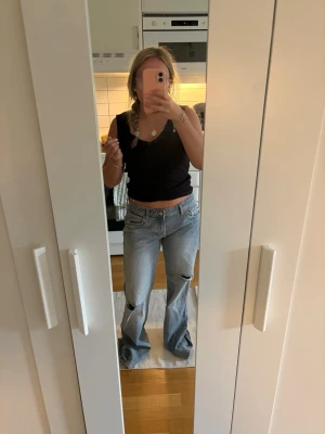Zara jeans med hål lågmidjade  - Helt nya Zara jeans med hål i knäna. Låg midjade. Tyvärr för stora för mig så de är aldrig använda! Storlek 38 (M).