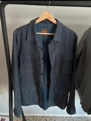 Stenströms linne overshirt  - Säljer denna supersnygga overshirt i linne material från stenströms! Size S. Modellen är 180cm. Nypris ca 3000kr Skick 9/10 toppskick! Hör av dig vid frågor eller andra funderingar 🤩