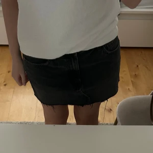 Jeanskjol - Säljer den här super fina jeans kjolen från mango! Knappt använd, har dock klippt av den eftersom den va lite för lång för mig! Skriv för frågor eller fler bilder!