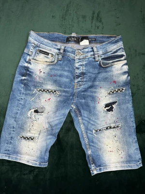  PHILIPP PLEIN -  Ett par Philipp PLEIN shorts med slitningar. Perfekt för någon som gillar StreetWare. Pris kan diskuteras. MVH stentorparchive⚓️