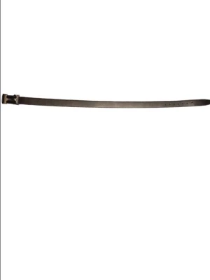 Svart H bälte - Stilrent brunt bälte i skinn med enkel silverfärgad spänne. Perfekt accessoar för att lyfta din outfit och passar till både jeans och kostymbyxor. Tidlös design som funkar året runt.