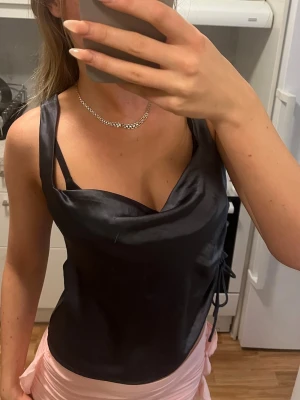 Satin topp - Satin topp med knyte på sidan✨✨✨