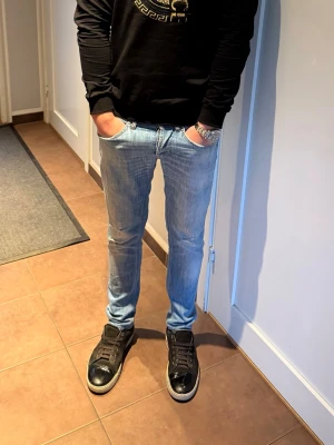 Ljusblå dondup slim fit jeans - Rispningar på benen, skriv vid frågor.
