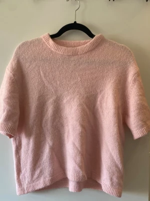 Pastellrosa stickat set med kjol och topp - Säljer ett mjukt och fluffigt stickat set i pastellrosa😍😍 Använts några tillfällen🥰Storlek L på toppen och M på kjolen 