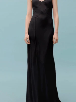 Victoria Beckham Svart viskos långklänning med smala axelband - Elegant svart långklänning med smala axelband och figurnära passform. Klänningen har en enkel och stilren design med v-ringad urringning och ärmlös siluett. Perfekt för dig som gillar minimalistisk och tidlös stil. Victoria Beckham xMango, XS