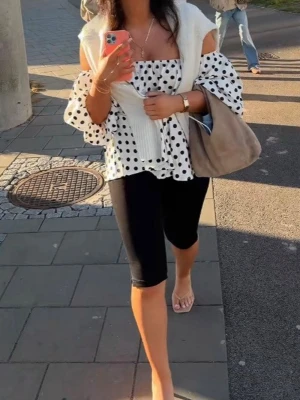 Prickig offshoulder blus - Trendig vit offshoulder blus med svarta prickar och vida, luftiga ärmar. Helt slutsåld💕