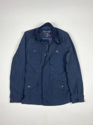 Woolrich Field Jacket - Woolrich Field Jacket | Modell: Field Jacket | Skick: Mycket fint | Nypris: 6999 kr | Storlek: M | Hör av dig vid minsta fundering 📦