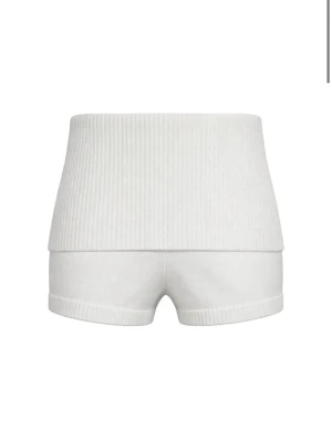 Meet me there shorts - Supersnygga vita shorts från Meet me there💗De är stickade och perfekta nu till sommaren! Aldrig använda och prislapp kvar! Storlek S/M💗