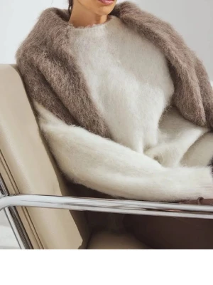  mohair tröja  - Mysig vit stickad tröja av mohair.Tröjan har en avslappnad passform och långa ärmar, perfekt för kalla dagar. Passar dig som gillar sthlmstil men trendig look.❤️❤️