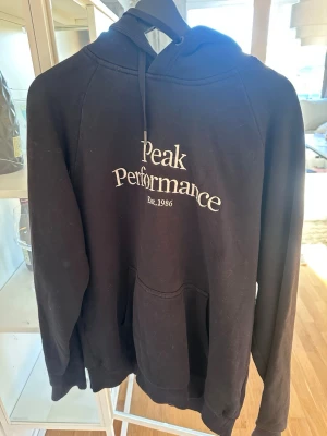 Svart hoodie från Peak Performance - Peak tröja 