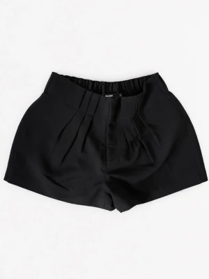 Svarta shorts från BikBok - Stilrena svarta shorts från BikBok med veckade detaljer framtill. Passar till många olika outfits och är lätta att matcha 🤍