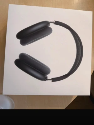 Apple AirPods Max Svart - Snygga Apple AirPods Max i svart med over-ear design. Inte äkta och Hörlurarna har en robust metallbåge och mjuka öronkuddar i mesh-tyg för extra komfort. Perfekta för dig som vill ha grymt ljud och stilren design. Har inte kvittot