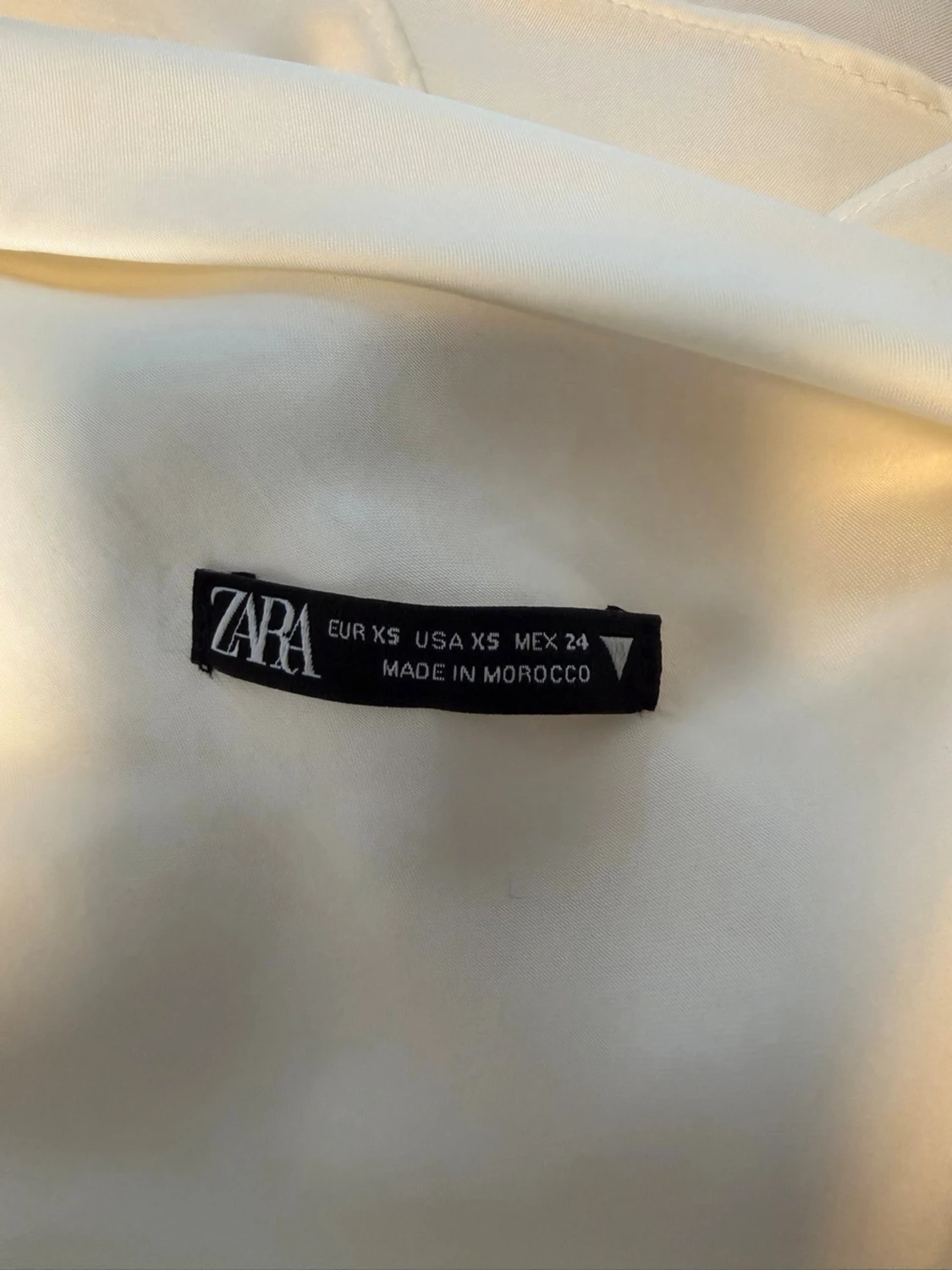 Vit halterneck linnetopp i satin - 2