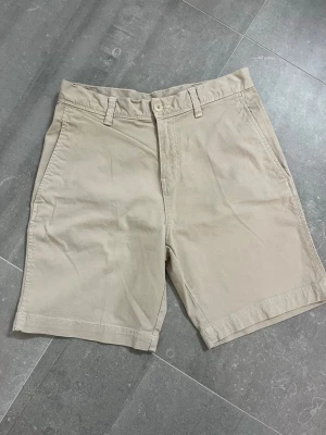 Beiga chinosshorts med fickor - Snygga short från Zara