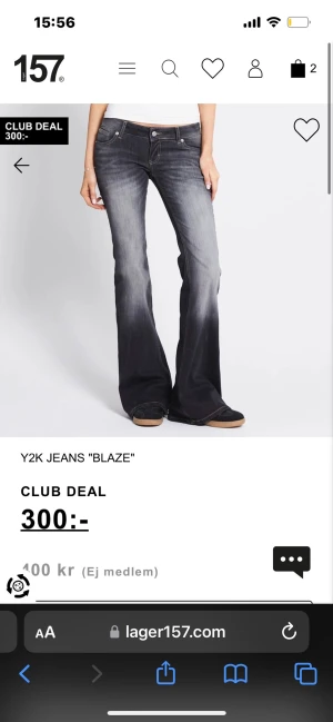  utsvängda jeans från 157 - Snygga Y2K-inspirerade jeans från 157 med utsvängda ben och låg midja. Jeansen är svarta med grå tvättade partier och klassiska fem fickor. Perfekta för dig som gillar retrostil och vill sticka ut med en cool siluett