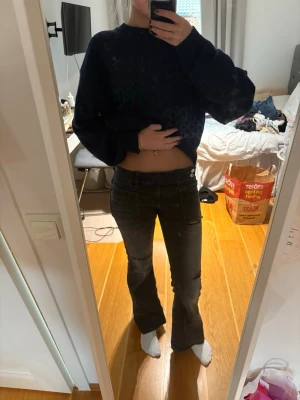 Grå bootcut jeans med slitningar - Säljer pga för korta för mig.storlek 164 men gingerbread som storlek 34 och 36 