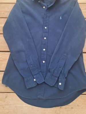 skjorta från Ralph Lauren s - Fin skjort från ralph lauren i mycket bra skick. Storlek s. Passar till dig som vill ha en snygg skjorta till bra pris. Höra av er vid frågor skickar inom 12 h. Inga defekter.