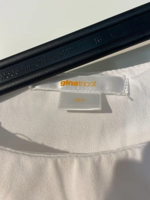 Vit volangklänning från Gina Tricot - Superfin vit klänning från Gina Tricot med flera lager volanger och asymmetrisk axel. Perfekt för dig som vill sticka ut med en luftig och trendig look. Klänningen har en offshoulder-design och är tillverkad i ett lätt material. Liten fläck som man inte märks av när den bär den.