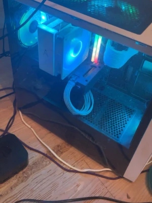 Stationär gamingdator från allied gaming  - Säljer en stationär dator från allied gaming köpt för 17000 , gpu 4060 ti i7 12700 cpu med stilren svart och vit chassidesign, köpte  glaspanel och RGB-belysning på fläktar och RAM-minne. Datorn har synliga kylfläktar och kabeldragning i vitt, perfekt för gaming eller kreativa projekt pris kan diskuteras .