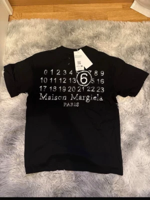 Maison Margiela t shirt - Tja säljer en riktigt fet t shirt från MM go logga o gött material alla lappar är kvar tröjan är strlk 44 som är samma som storlek small pris ej fast mvh!