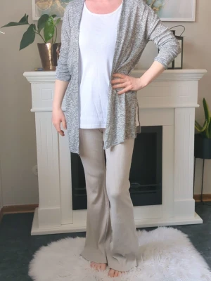 Längre Cardigan H&M Storlek M-L - Superskön mjuk tunn och elastisk lite längre cardigan i jättefint skick.  - Storlek M men passar L bäst eller större M.  - Använd ett fåtal gånger lite lite ludd kan synas mest i kanter men tass lätt bort med noppmaskin och någon knuta sticker ut på något ställe se extrabilderna.  - Jag kan ha missat någon miniskavank men jag har försökt att granska så gott det