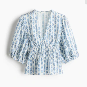 H&M Vit och blå blus med puffärmar - Säljer denna jättepopulära blusen ifrån h&m som är slut i alla storlekar! 💙 Den är endast använd 2 gånger så som ny.  Storlek M, men passar mig som ofta har S. Känns stretchig så kan nog passa större också! Jättesomrig och jättefin! Pris kan alltid diskuteras💕