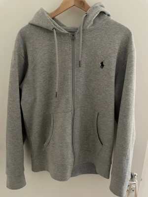 Ralph lauren zip hoodie - Riktigt skön och snygg Ralph lauren zip. Tröjan är i mycket bra i skick förutom en liten nästan osynlig fläck ( se bild 3). Fläcken kan gå bort med en tvätt. Tröjan är S men passar även M. Pris kan diskuteras