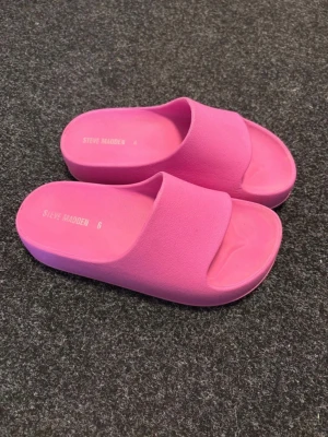 Rosa platåtofflor från Steve Madden - Bra skick, storlek 37 men funkar för 36or med 