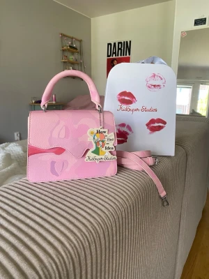 Kissing bag- Kidsuperstudios🌸 - Kissing bag ifrån kidsuperstudios. Väl omhändertagen, fint skick❤️ endast få defekter (se bilder)  Kan endast inhandlas via nätet då taxes+shipping kostar. Köpt för 3 978kr🌸