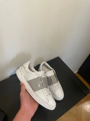 Vita/gråa glansiga Valentino opens - Säljer dessa fina Opens med en fin glans / skick 8,5/10 / storlek 41 / kontakta via intresse eller något annat och pris kan alltid diskuteras!😊
