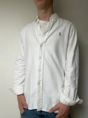 Vit skjorta från Ralph Lauren - Ralph lauren skjorta som är lite för stor för mig. Jag är 178 och väger cirka 70kg. Rekommenderar att man ska vara 180-190cm för skjortan. Hör gärna av er vid intresse!