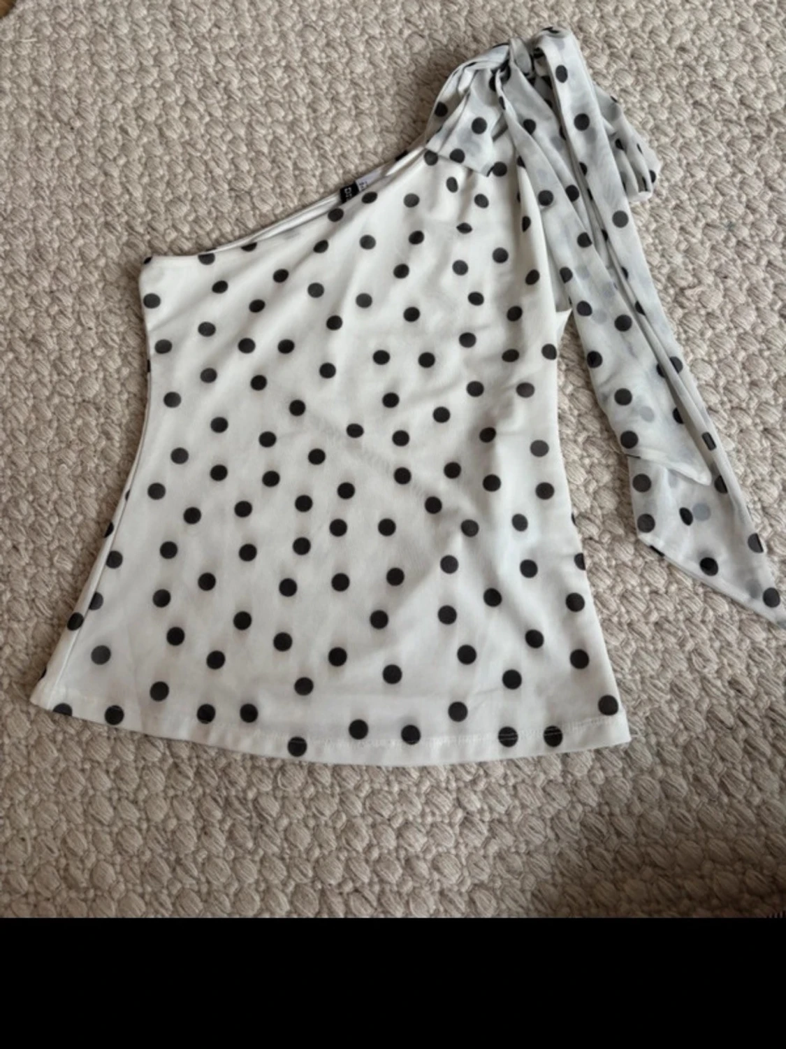 Prickig oneshoulder topp med rosett - 1