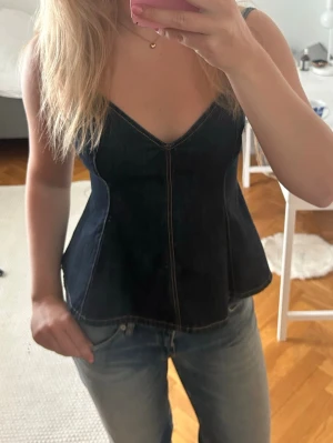 Mörkblå denimtopp från Zara - Säljer denna topp från Zara i denim. Prislapp finns kvar ej använd🥰🥰