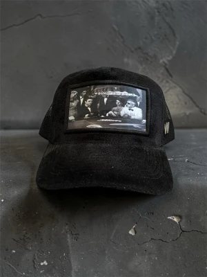 Svart keps med pokertryck från Ted Wonti - Svart keps med mesh på sidorna och böjd skärm. Framtill finns ett svartvitt tryck med pokerbordsmotiv och på sidan sitter en W-logga. Perfekt accessoar för en cool och avslappnad stil. Använd!! Skriv privat för fler bilder
