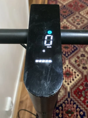 Svart elscooter med digital display - Säljer en svart elscooter med digital display som visar hastighet och batterinivå. Scootern har ett robust styre och minimalistisk design. Perfekt för att ta sig fram snabbt i stan. Laddningsport och handtag syns tydligt. Laddaren är starkare än vad det ska vara