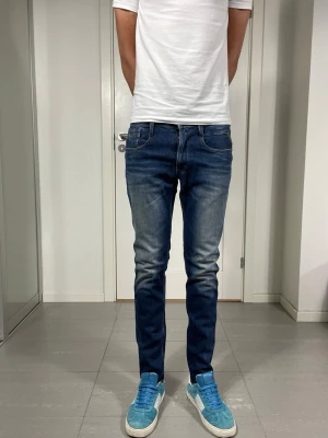 Replay Jeans  - Säljer nu dessa Replay jeans i W31 o L32, mått: 39 o 102 cm. skriv för fler bilder/frågor🙌🏼