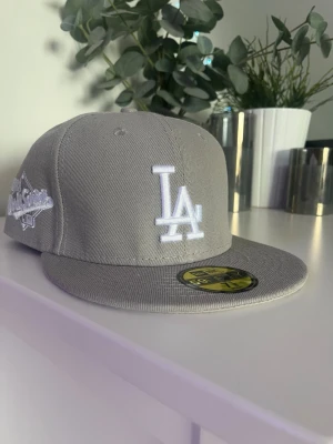 Grå LA Dodgers keps från New Era - New era keps grå. Storlek 7,1/8 i helt nytt skick 