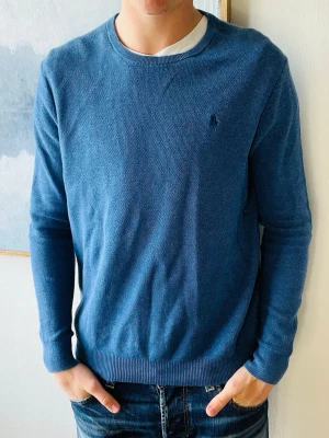 Ralph lauren tröja  - Ralph lauren tröja i Pima cotton! Modellen på bilden är 190 och väger 85! Vid köp av flera erbjuder jag rabatt😊