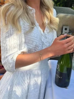 Sandra klänning  - Superfin klänning till studenten!🩵 Köpte av en tjej här på vinted för 2 tusen. Endast använd två gånger av henne och jag har endast provat men den sitter något stort, super tråkigt då jag älskar klänningen😭 Klänningen satt något stort på mig som är 160.  Klänningen är i storlek 34/36🩵 Står 38 i klänningen men eftersom det är ett utländskt märke så motsvarar det en 34/36:A i Sveriges mått!