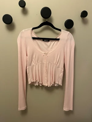 Rosa topp  - Populär top med spets detalj från Gina Tricot, säljer då den inte kommer till användning. Slutsåld. Använd fåtal gånger.