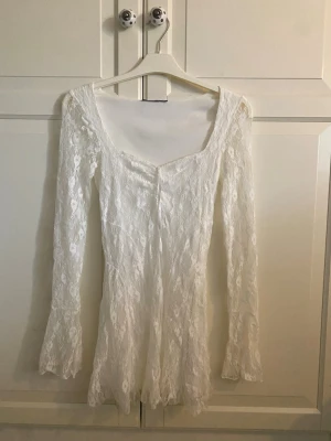Vit spetsklänning med lång ärm - Söt vit kortklänning i spets. Perfekt för sommaren! 💕
