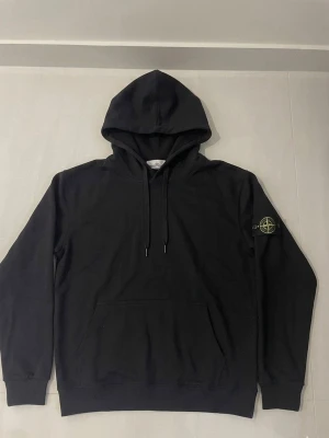 Stone Island hoodie  -  Mått  Bredd : 43 cm  Längd: 63 cm  Ärmlängd: 57 cm