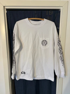 Vit långärmad Chrome Hearts tröja - Säljer en vit långärmad tröja från Chrome Hearts som ej passar mig längre. Storlek L, knappt använd. Hör av dig vid funderingar!