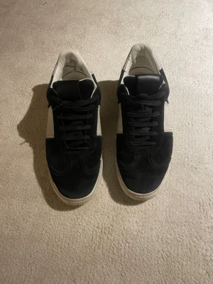 Valentino Flycrews  - Ett par riktigt snygga Valentino Flycrews som sitter som smör. Det är i bra skick och de mesta metallknappar är kvar på baksidan av skorna. Pris är självklart inte doppat i grytan. Skriv gärna vid minsta lilla intresse🦸🤗🤩