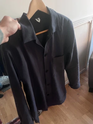 Overshirt arket - Snygg overshirt från arket. Fick i present och den va tyvärr lite stor. Bara prövad hemma! 