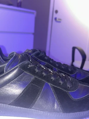 Svarta Masion Margiela  - Svarta Masion Margiela skor storlek 46 passar även 45 fick dem som present men inte riktigt min still använt skorna 4 gånger annars har dem bara legat hemma. Pris kan diskuteras. Kan också acceptera byten 