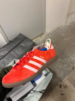 Adidas Wien Size? Exclusive - Säljer dessa sällsynta Adidas Wien i mocha som är exklusiva till butiken Size. Helt nya i låda. 
